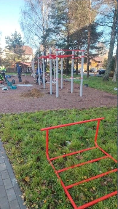 В дворовом парке по ул. Юбилейная, 28 подрядчик приступил к монтажу детского игрового и...