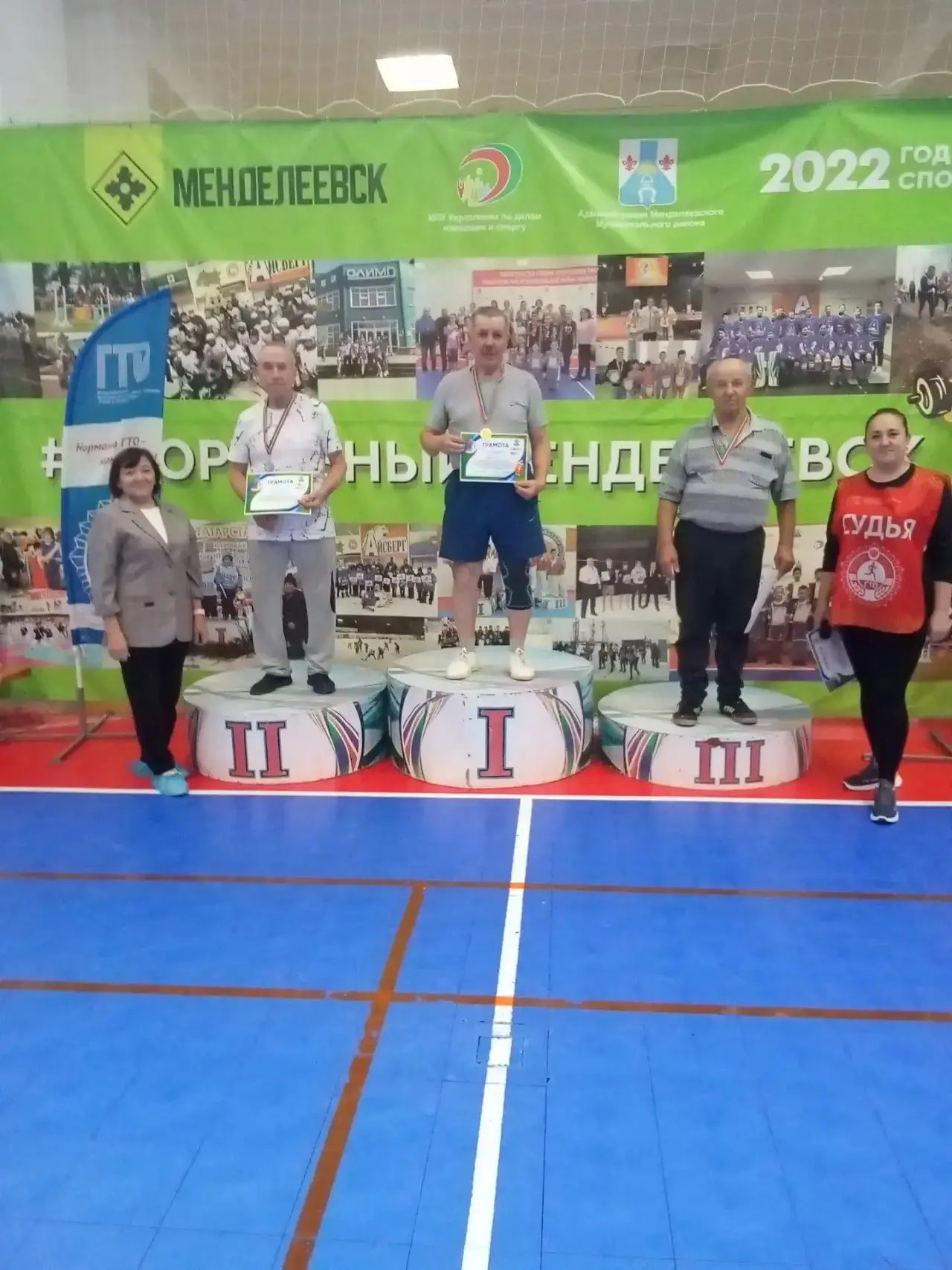 Гордимся нашей командой! Коллектив спортивной школы по футболу и легкой атлетике блестя...