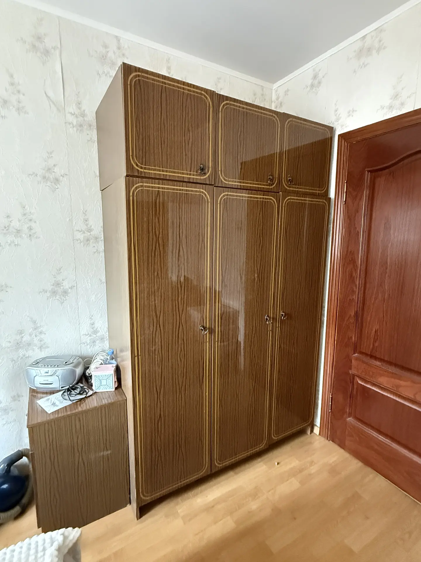 Отдам бесплатно трехстворчатый шкаф и тумбу, в одном стиле. Фасад глянцевый, без видимы...