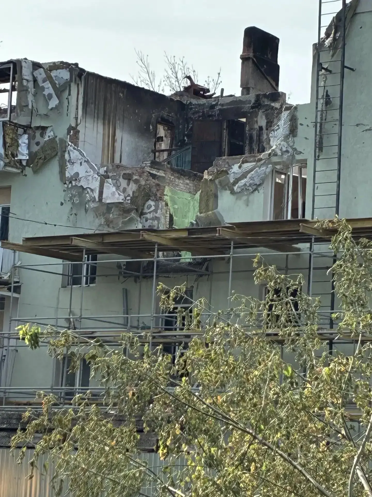 В Новокуйбышевске продолжается восстановление пострадавшего при атаке беспилотников дом...