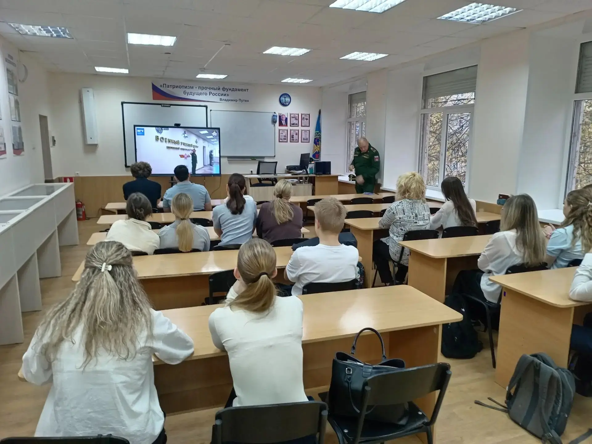 🎓 Важный шаг к будущему: 11-классники встретились с представителем военной кафедры КГУ