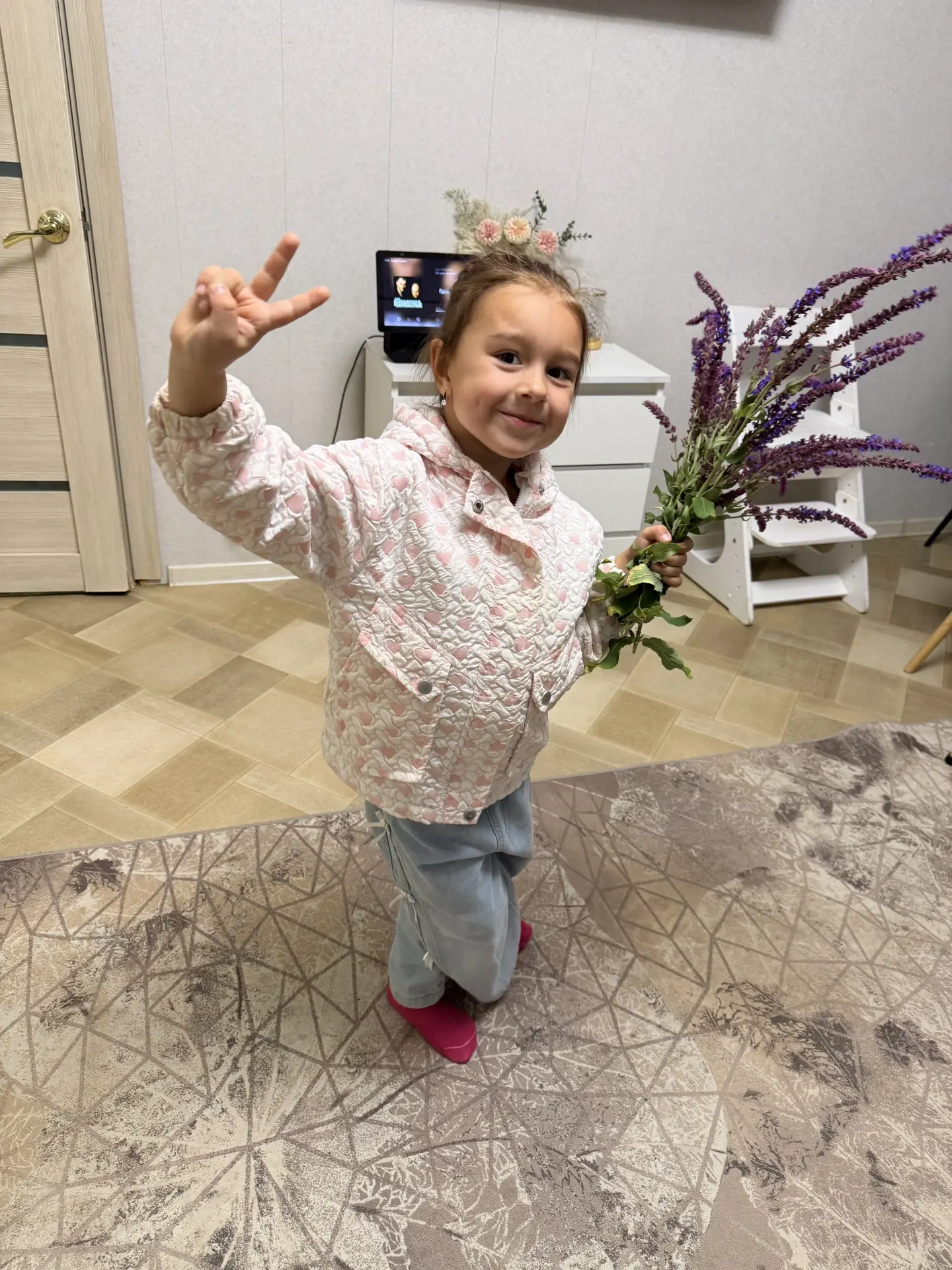 Катерина ездила с крестным погулять к пруду и привезла мне букет цветов)