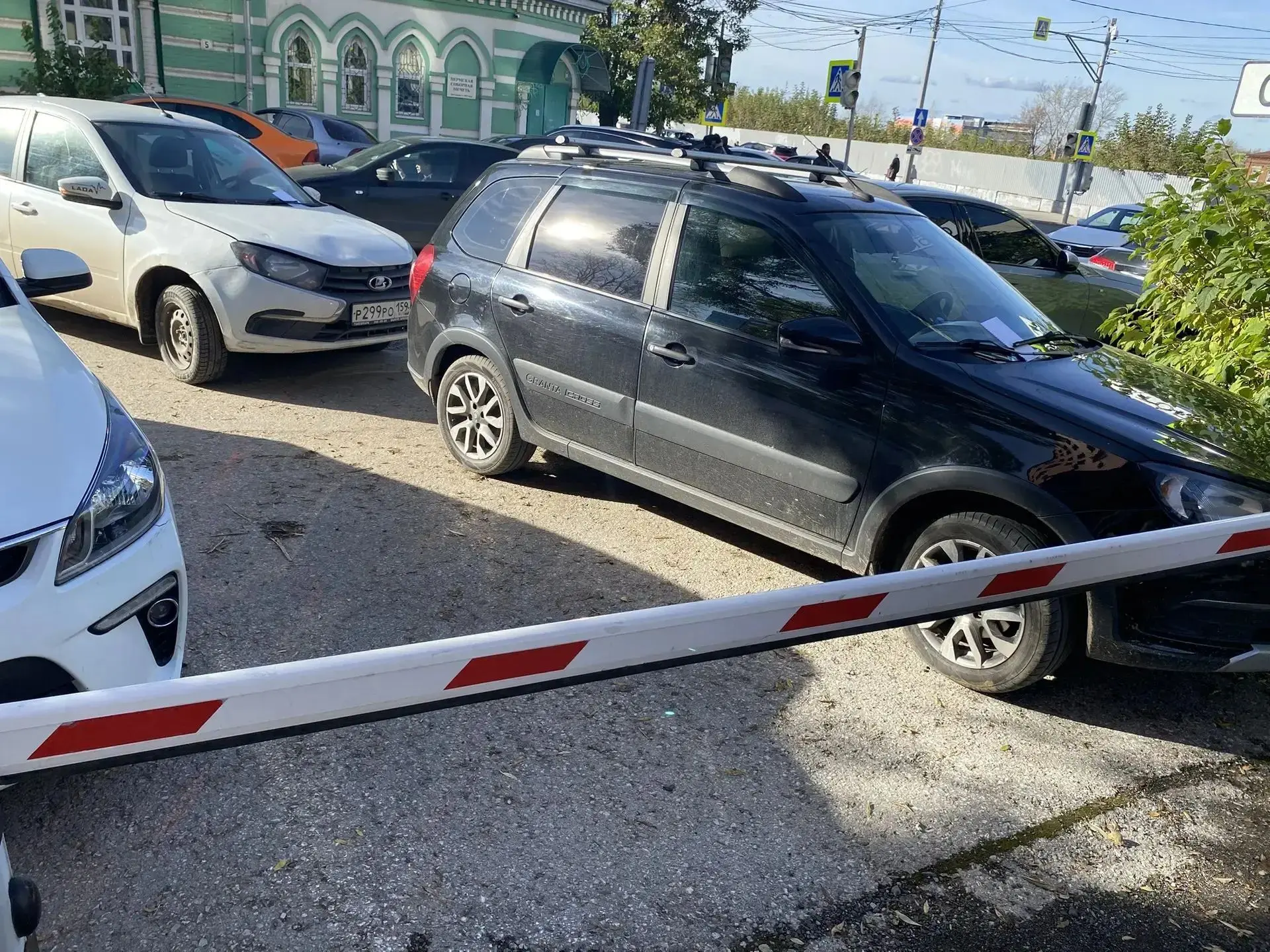 Перекрывают выезд/въезд на парковку жилого дома каждую пятницу по ул.Осинская, игнориру...