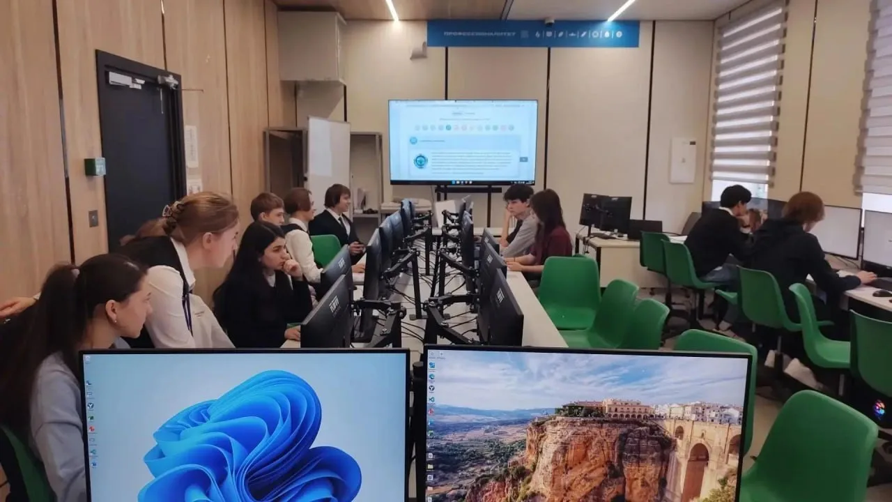 🚀 Школьникам и студентам Долгопрудного выдали «паспорта космонавта»