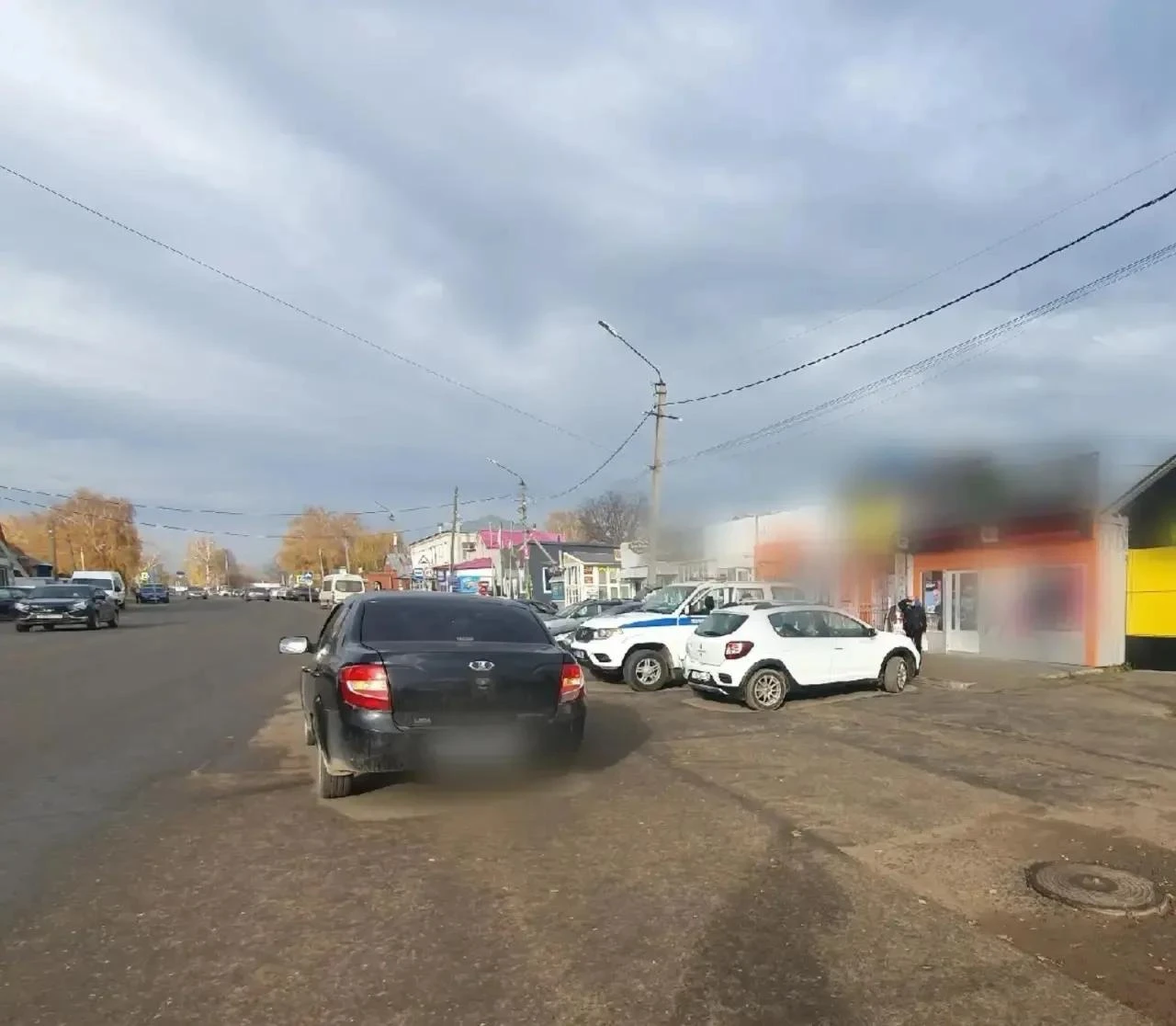 В Удмуртии иномарка вдавила пешехода в дверь другого авто, виновник происшествия уехал.