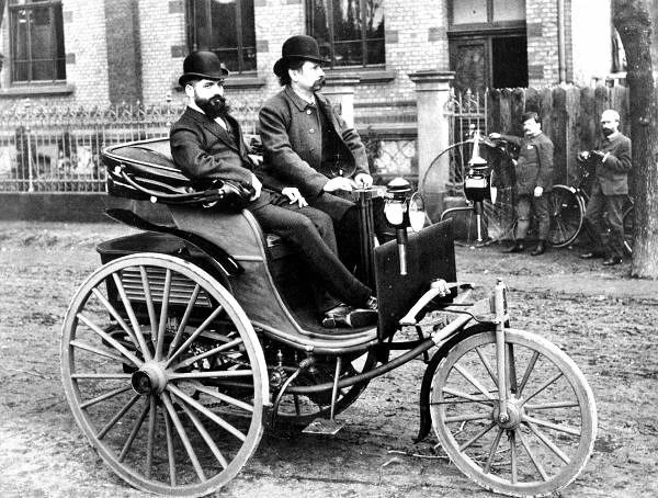 Карл Бенц ведет свой первый запатентованный автомобиль, Германия, 1886 год.