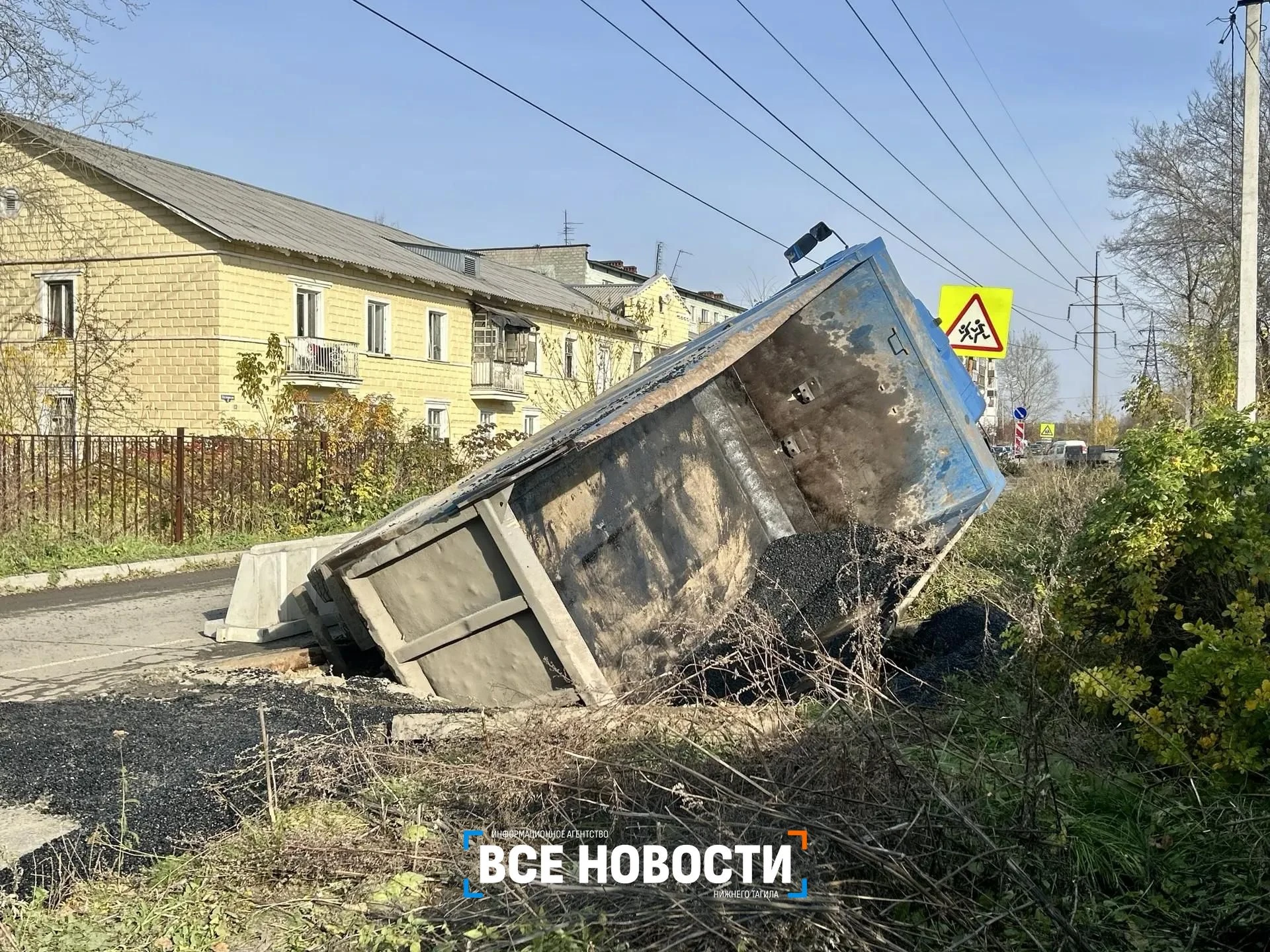 В Нижнем Тагиле самосвал с асфальтом провалился под землю