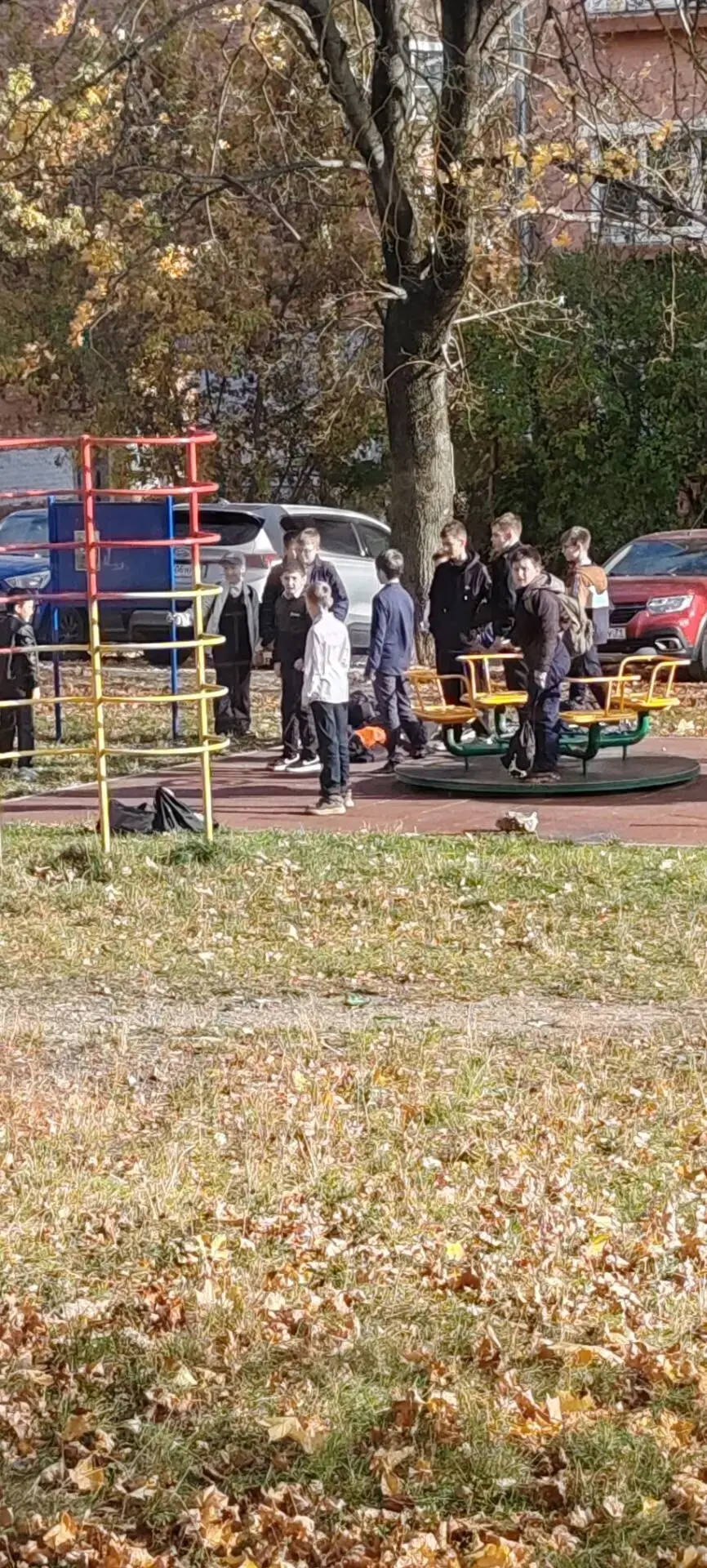Может кто узнает детей, двор между Металлургов 42 и 38. Объясните своим детям, что не н...