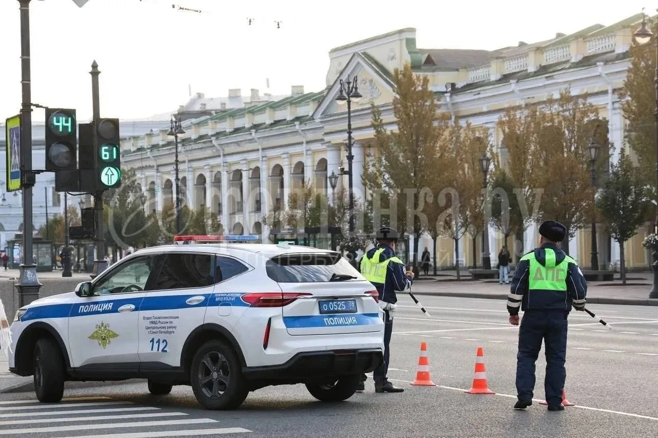 Невский проспект — в полицейских машинах