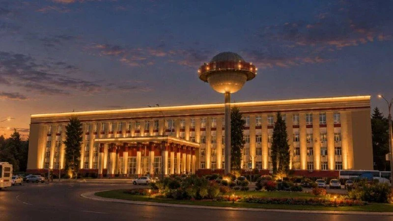Семь зданий в центре засияют.