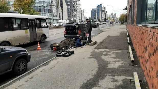 Начали заделывать «впадину» в центре Барнаула, которую завалили мусором. 🚧