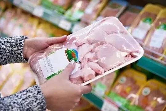 В России резко взлетели цены на мясо птицы (Росстат).