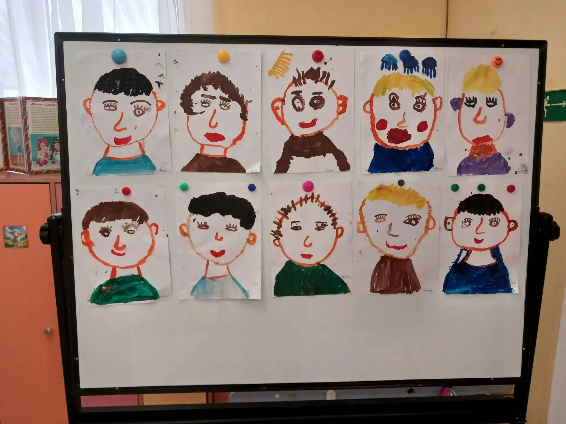 Выставка рисунков " Мой папа лучше всех"