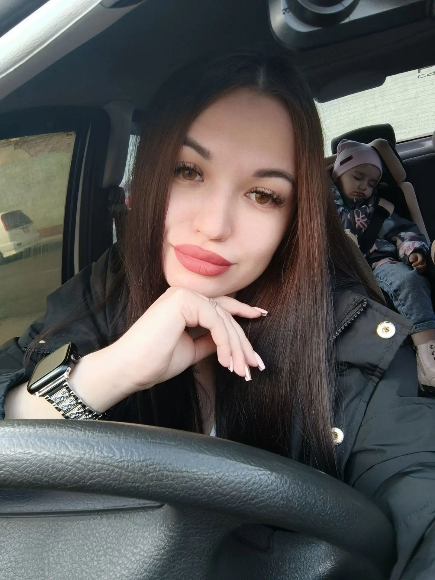 Мне нужно в поликлинику в 12,а доченька уснула😍жду...