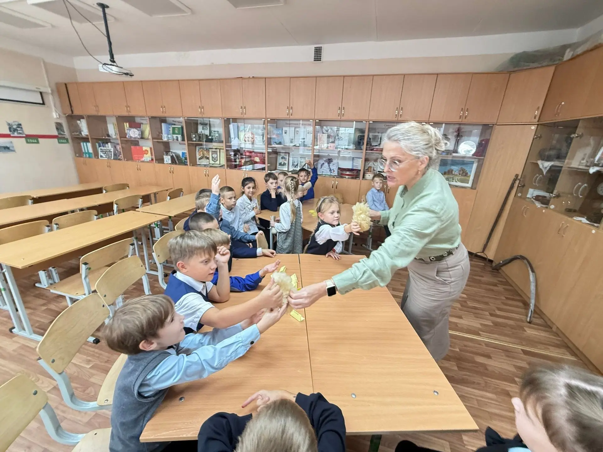 Первые шаги в историю: как первоклассники раскрыли тайны старинных вещей.🧳
