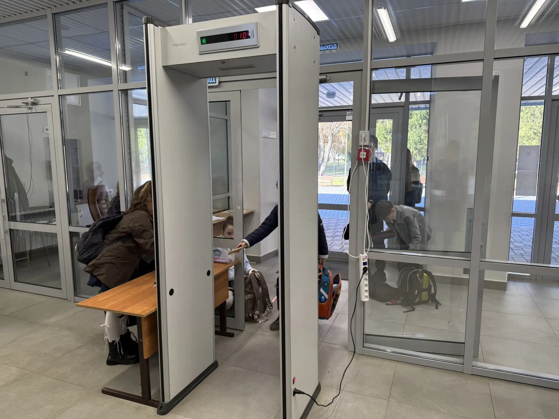 Уважаемые родители! Убедительная просьба готовиться к пропускному режиму в лицей заране...