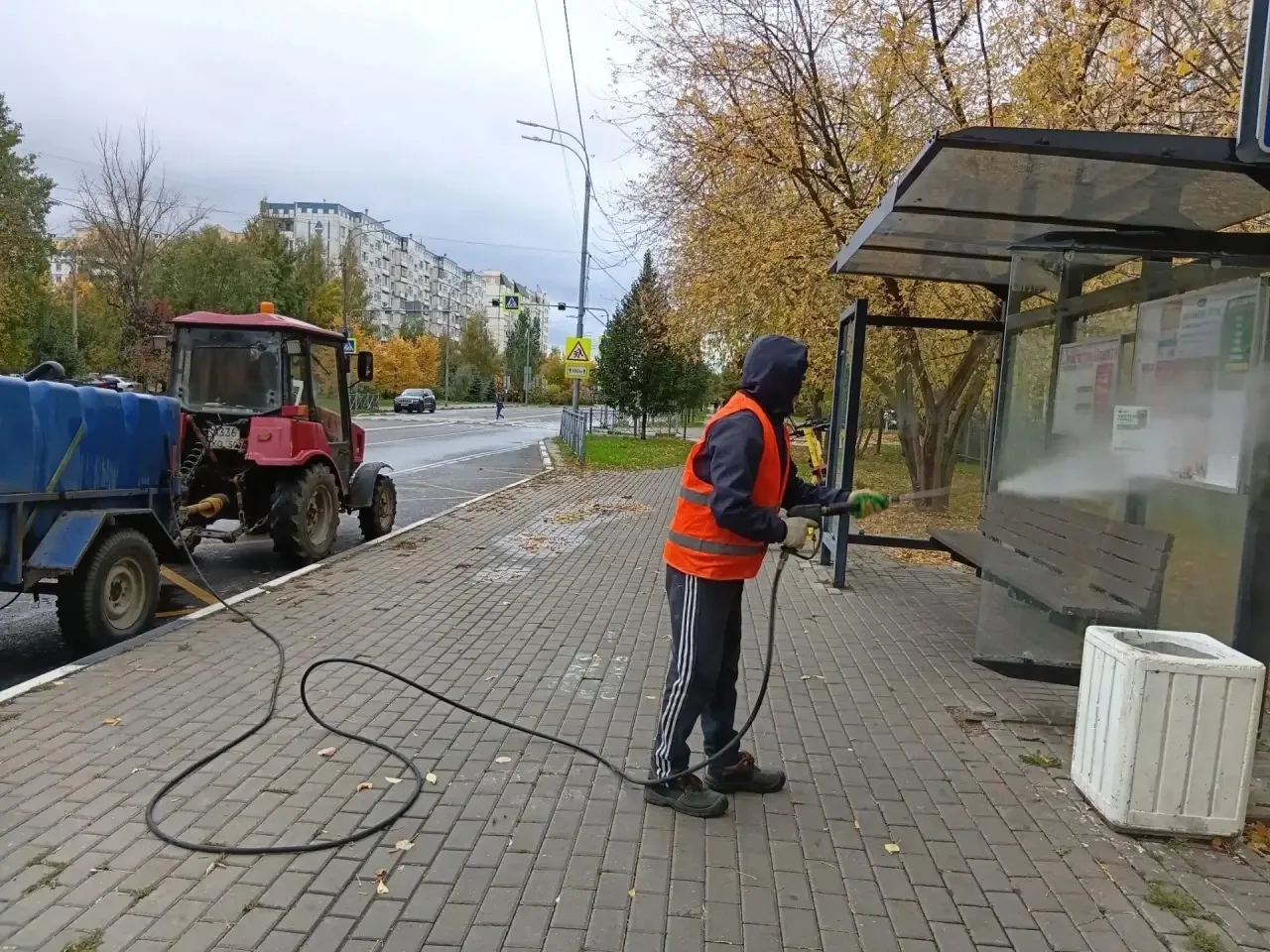 🍁 Коммунальные службы округа продолжают ежедневную работу по содержанию территорий