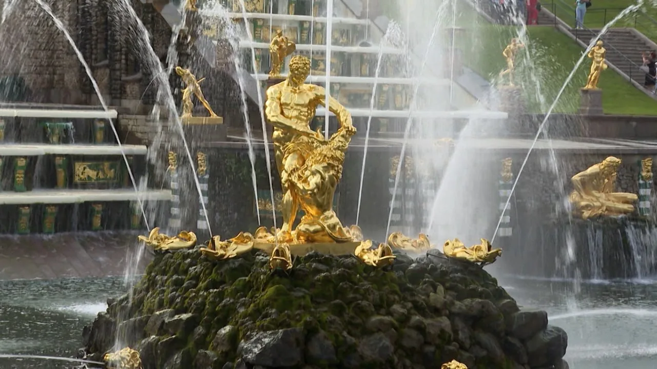 Фонтаны Петергофа будут радовать до 4 ноября⛲️