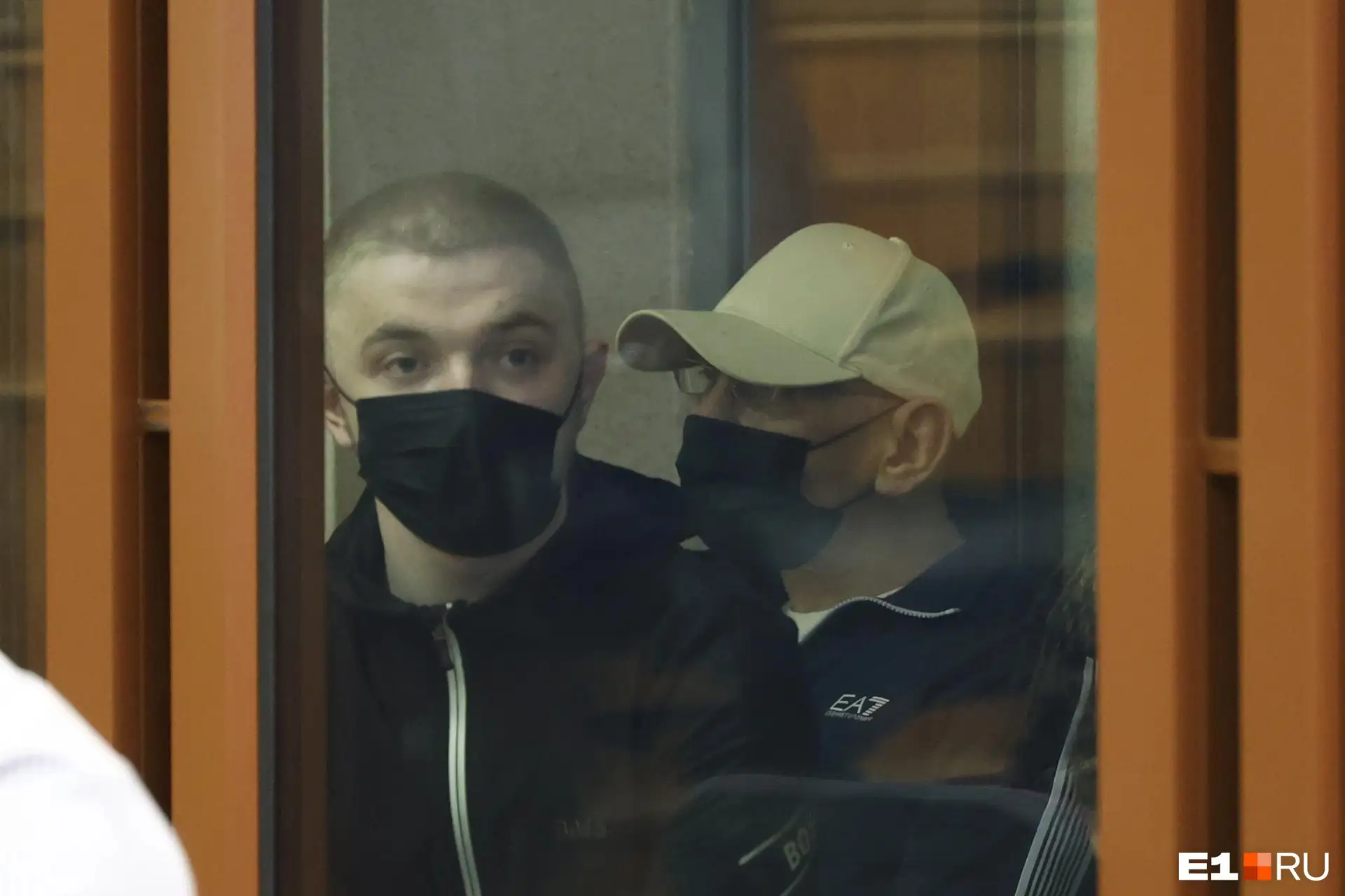 ⚡ В суд привезли участников "адской мойки" начался громкий судебный процесс