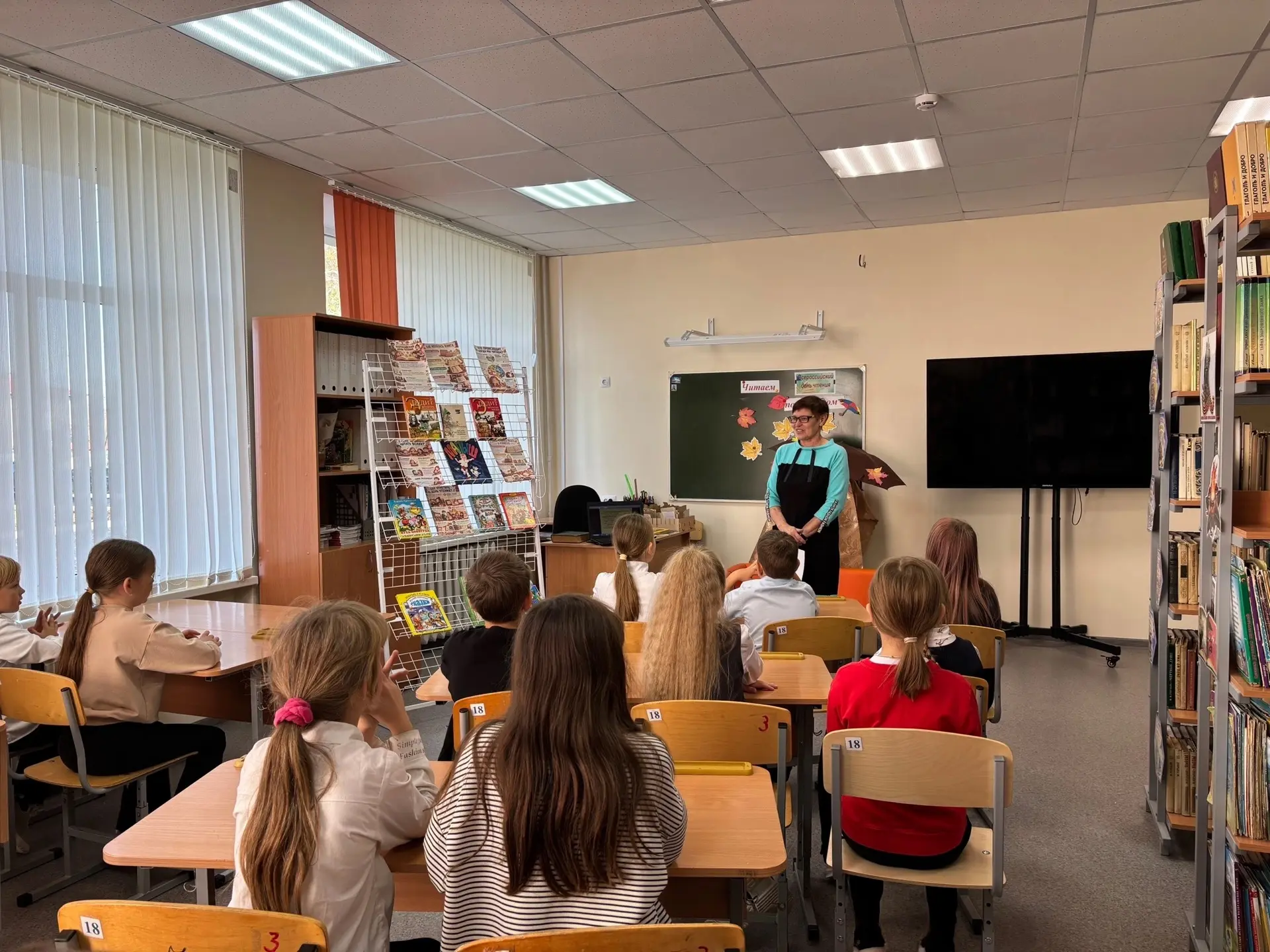 📚 «Читаем под зонтом»: уютный праздник книги в нашей школе!