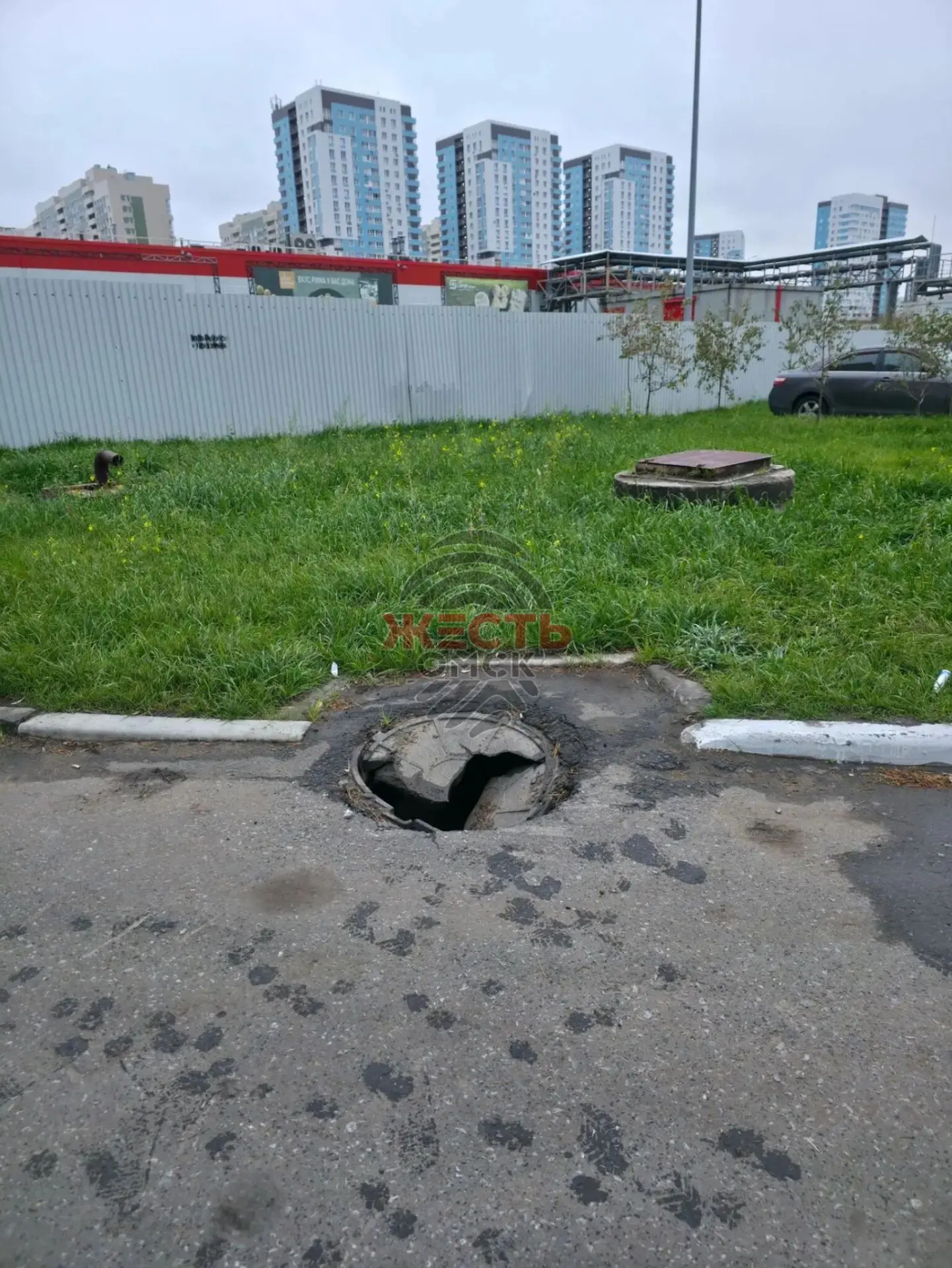 😨Опасный люк у опорного пункта полиции: на улице Перелёта разрушается крышка колодца