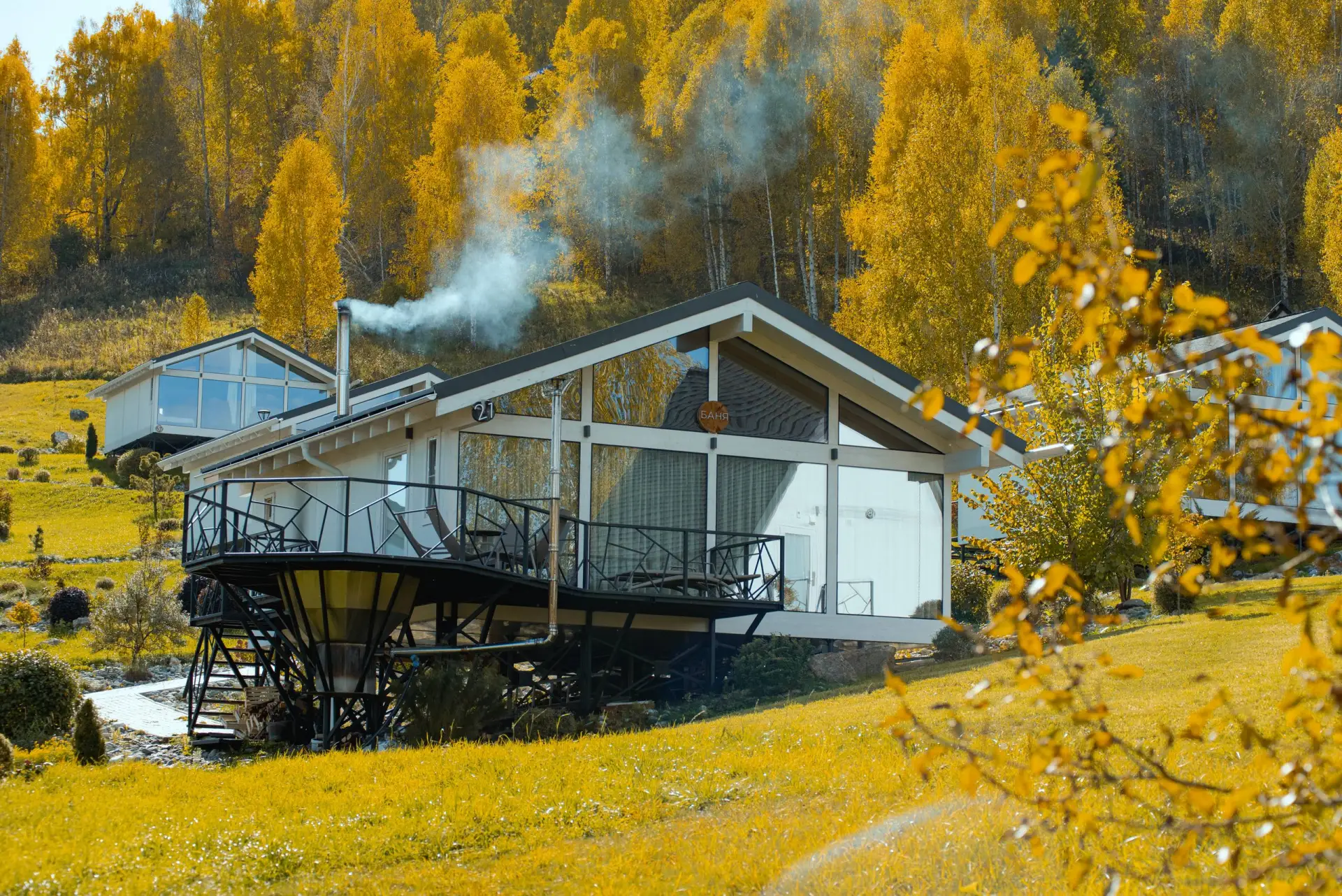Золото осени, свежесть горного воздуха и тепло русской бани в Altai Palace 🍂
