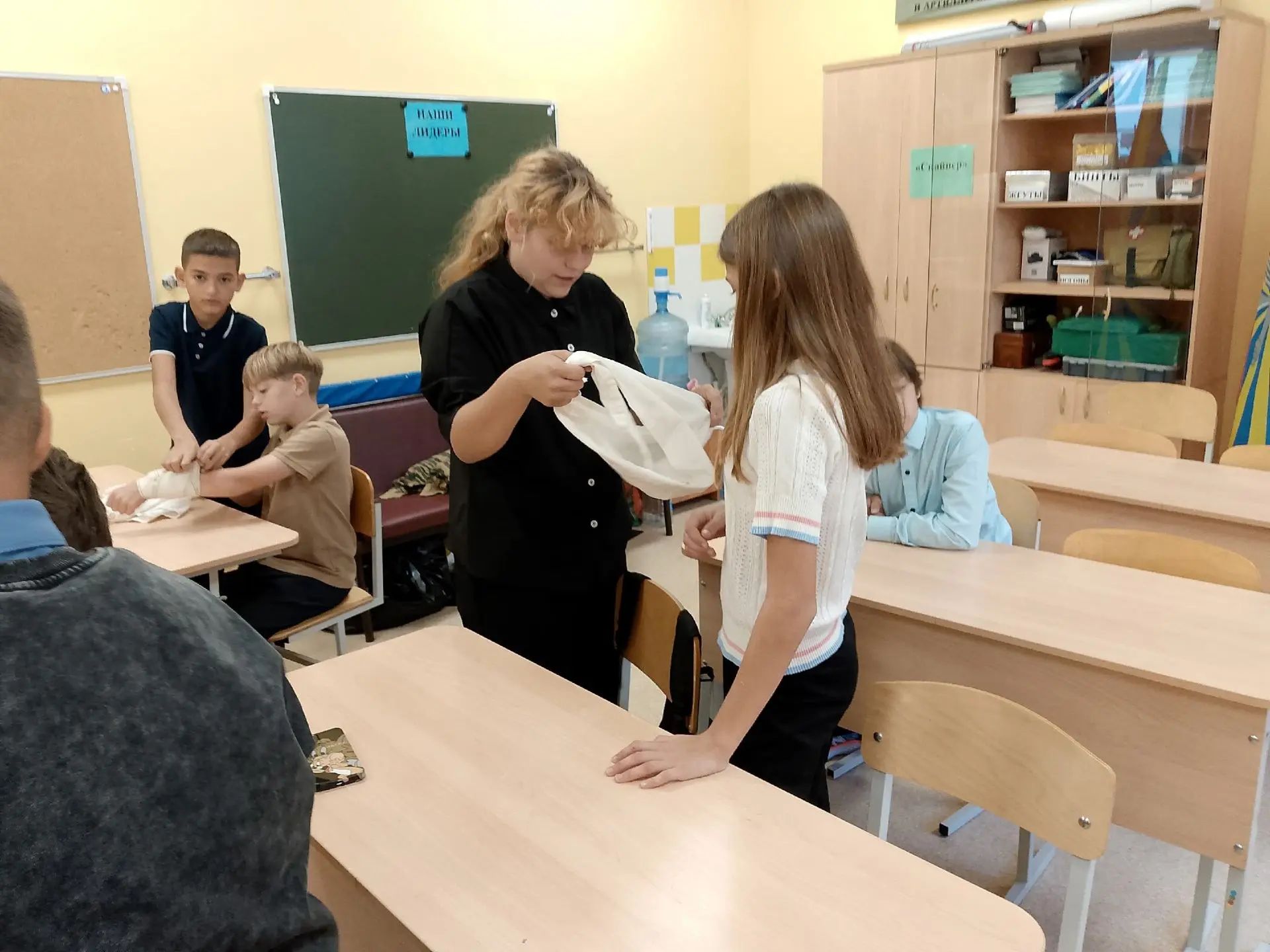 В школе продолжается подготовка к конкурсу "Безопасное колесо". Занятие по оказанию пер...