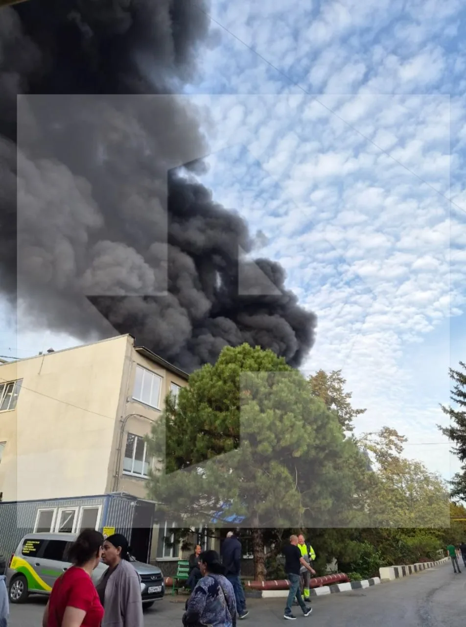 Пожар произошел на складах на производстве пластика в ростовском Аксае.