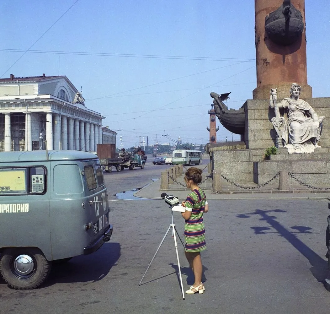 Измерение уровня звука на Стрелке Васильевского острова. 1973 год. Автор фотографии — М...
