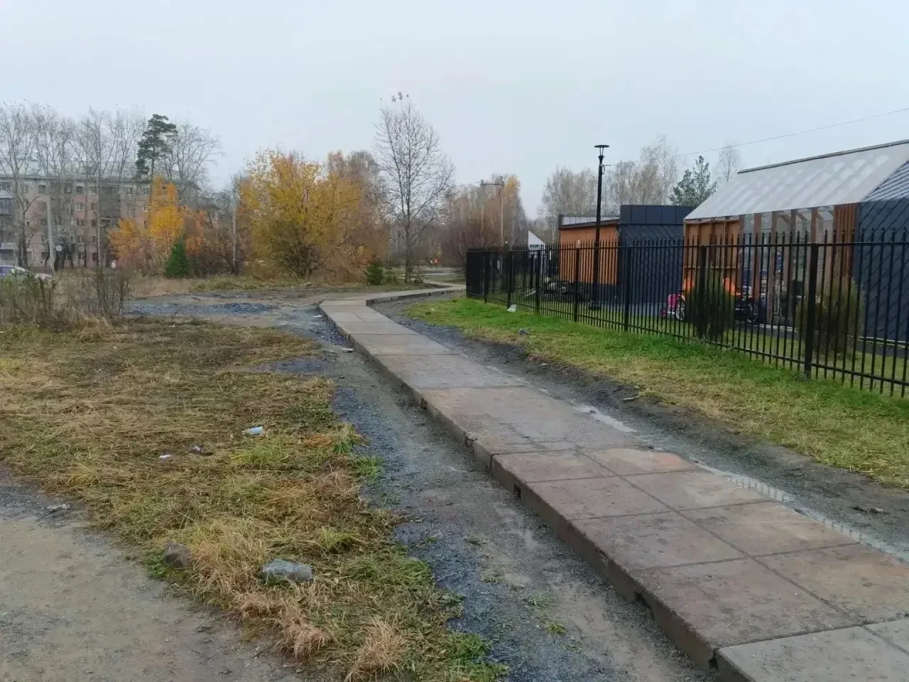 У парка "Огненная саламандра" продолжаются работы по обустройству нового тротуара