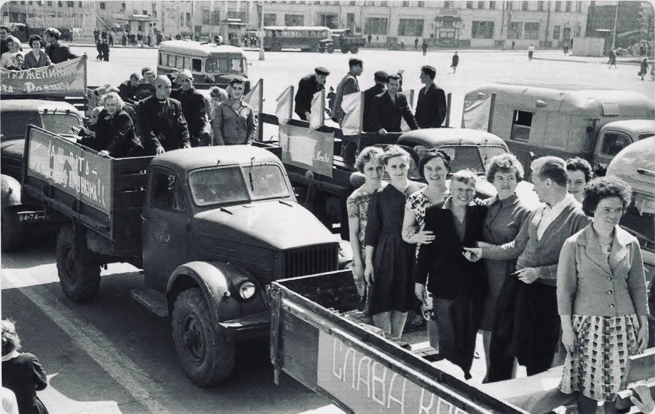 Отъезд с площади Ленина городских агитбригад в сёла области. Пенза, 1963 г.