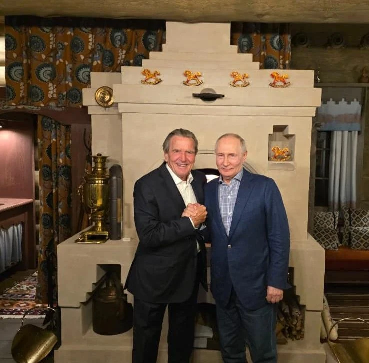 Герхард Шредер был вместе с Владимиром Путиным, когда президент отмечал вчера свой день...