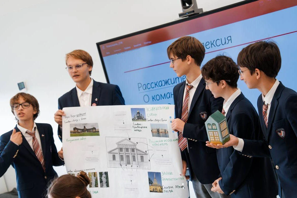 🏛️ На уроке литературы девятиклассники подвели итоги изучения темы «Классицизм». Чтобы...