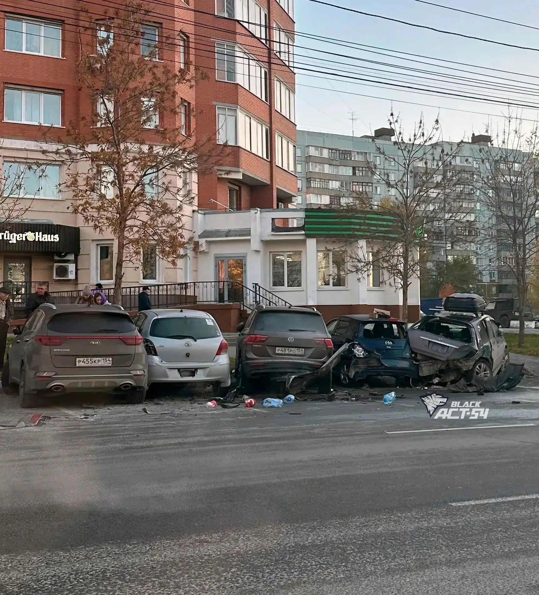 Водитель седана не справился с управлением и врезался в припаркованные автомобили на ул...