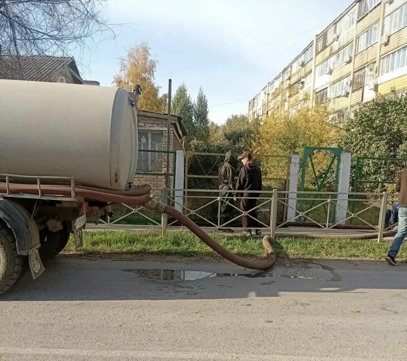 В Ахтубинске из-за засора канализации стоки затопили подвалы жилых домов