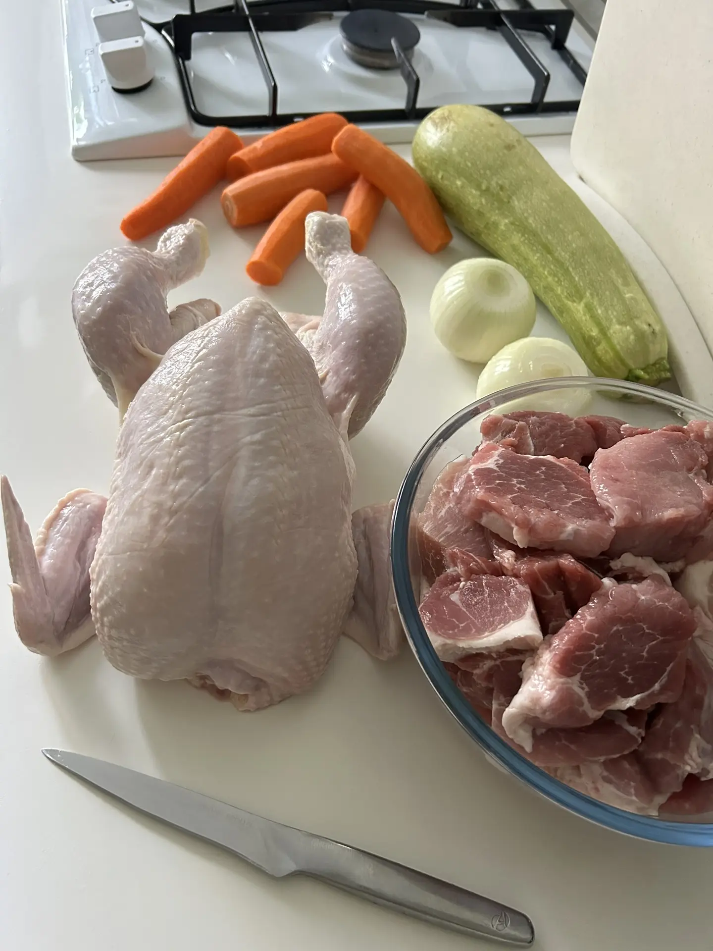 Сейчас все это быстренько вжжжух! и перекрутится на мясорубке. И будут котлеты. В фарш ...
