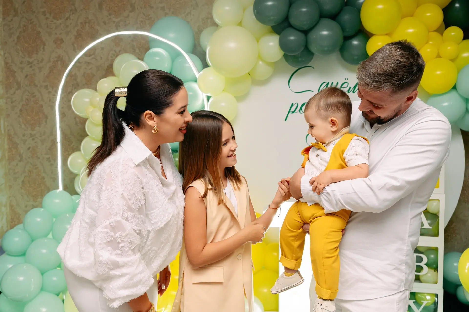 Есть у моего мужа одна особенность… Его просто обожают дети! ❤️