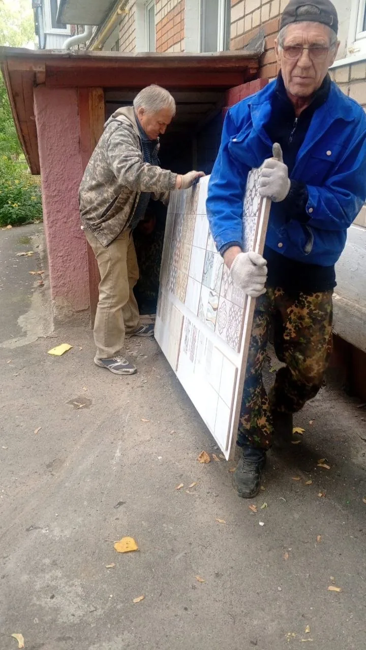 Рабочие по благоустройству занимаются уборкой КГМ в подвальных помещениях.