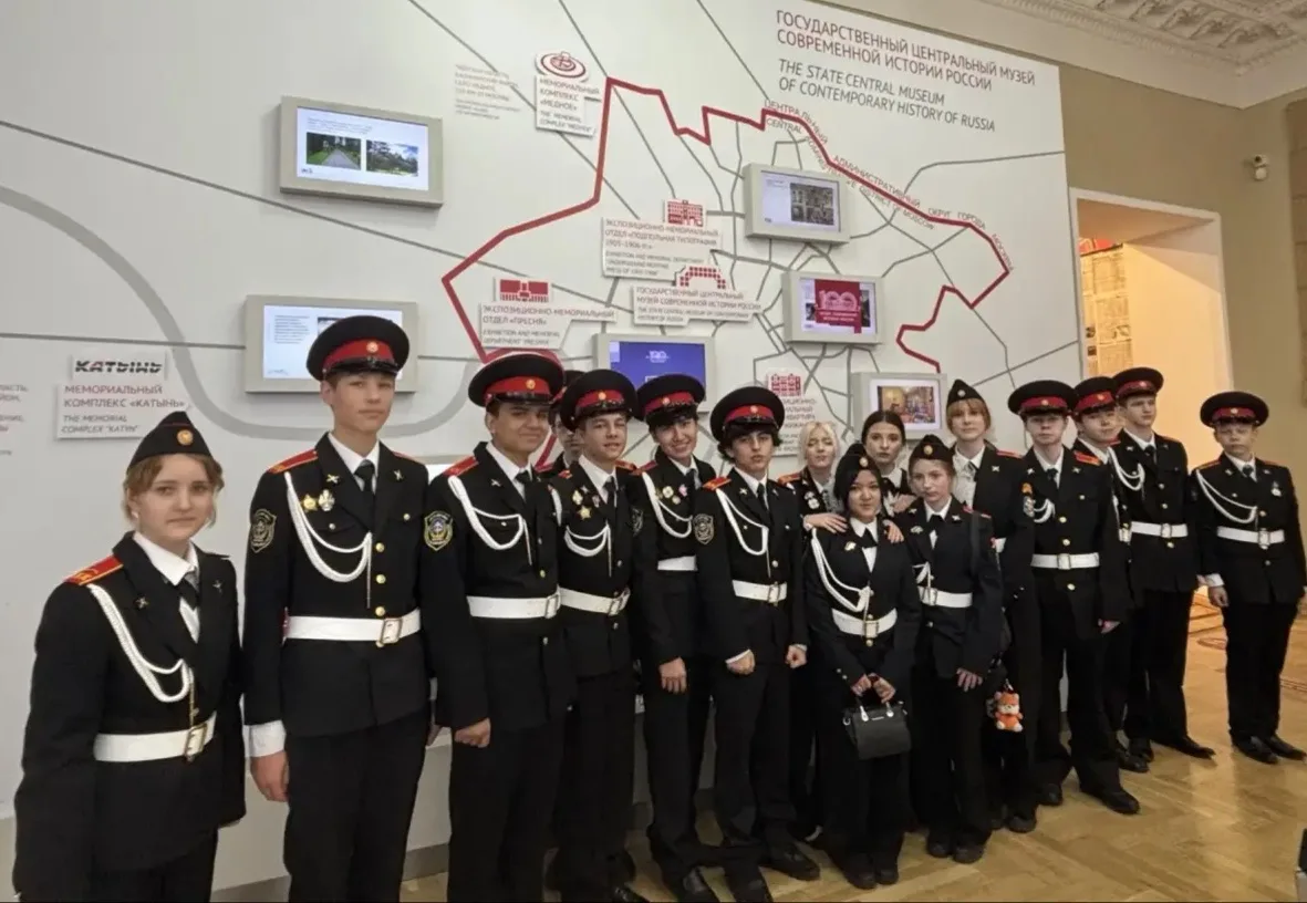 🏛 Путешествие сквозь эпохи: 9 Кадетский класс в Музее современной истории России!