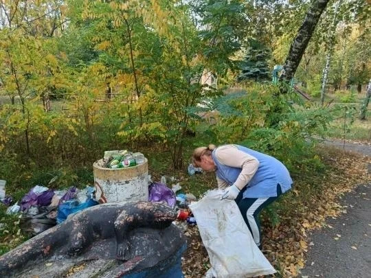В Калининском районе Горловки прошел субботник под девизом "Делаем наш район чище и уют...