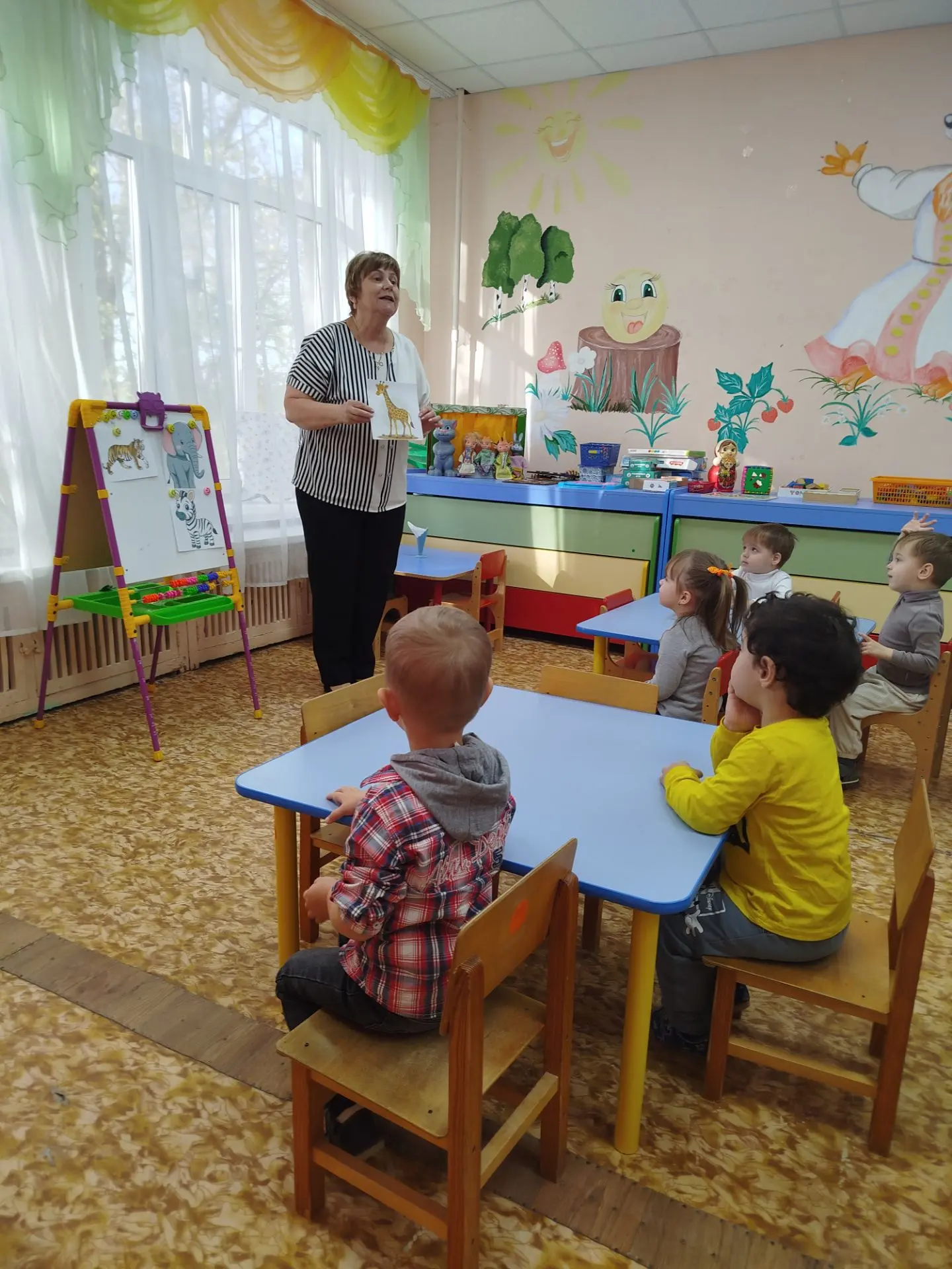 Сегодня малыши первой младшей группы Б на занятии по развитию речи посетили Зоопарк и у...