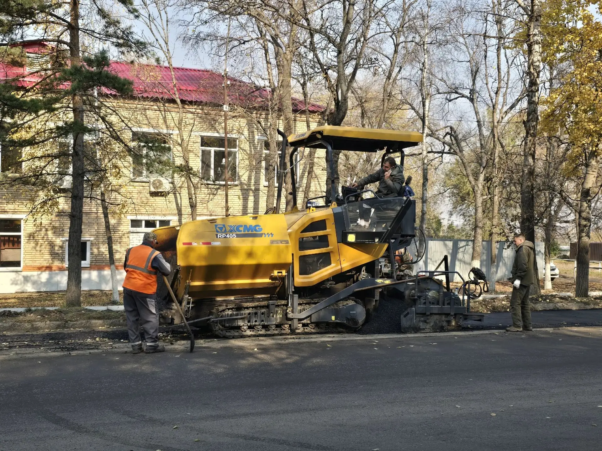 Работы по укладке асфальта на улице Пушкинской (на участке от ГДК до перекрёстка Будник...
