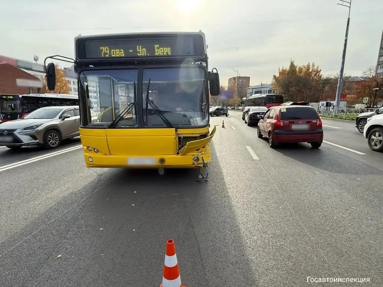 В Ижевске автобус врезался в легковушку
