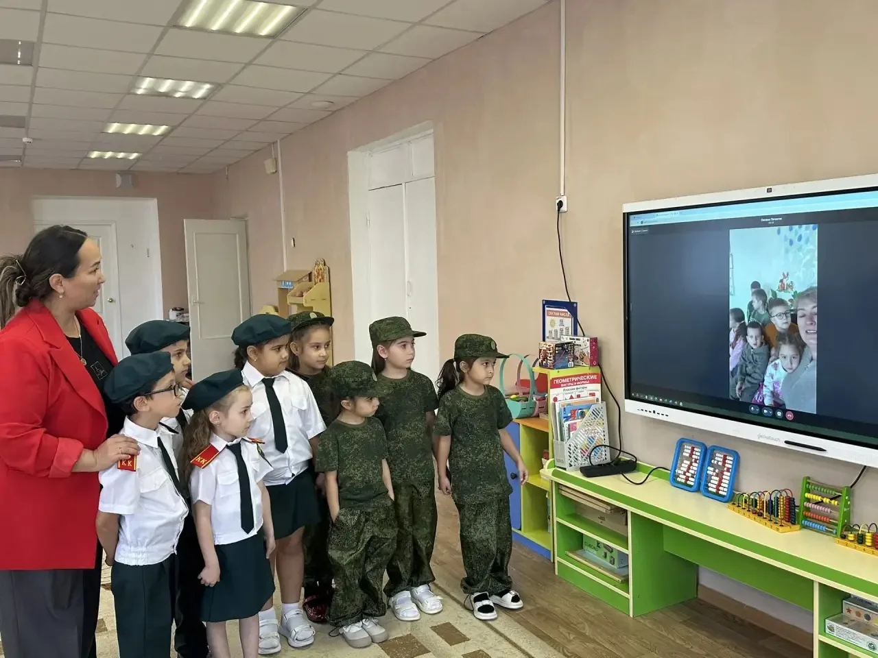 Воспитанники детского сада «Руслан» поздравили педагогов волновахского сада «Ягодка» из...