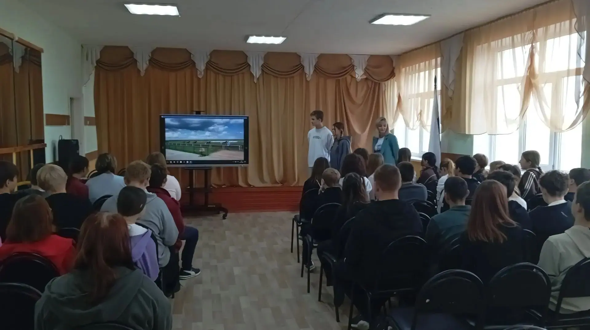 В рамках Единого дня открытых дверей нашу школу посетили представители Хреновской школы...