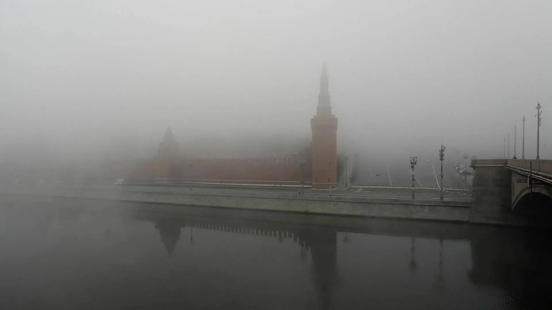 😶‍🌫️ Москва исчезнет после 16:00 из-за тумана — видимость ухудшится до 200–700 метров