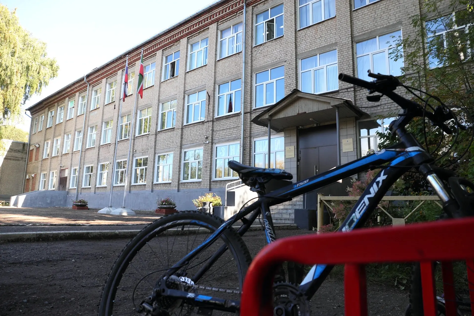 В Татарстане не хватает 1,4 тыс. учителей и 500 воспитателей детсадов. Об этом сообщил ...