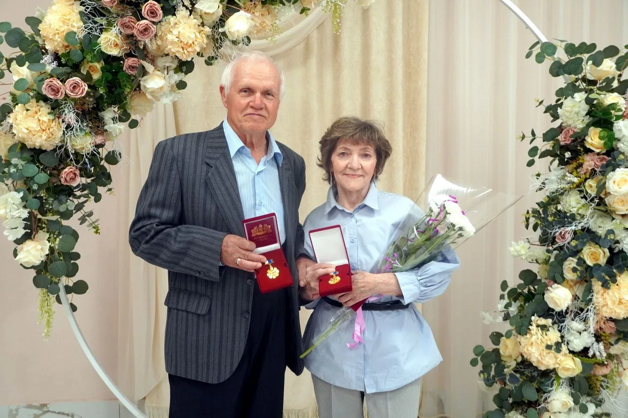 👩‍❤️‍👨В Североуральске пять пар наградили знаком «Совет да любовь»