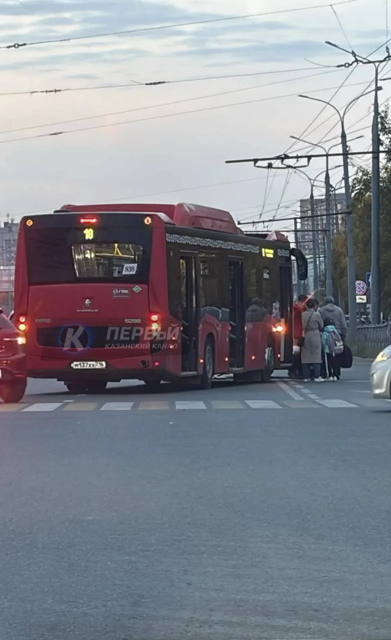 🚌 На улице Зорге после столкновения автобуса и легковушки перекрыты две полосы, из‑за ...