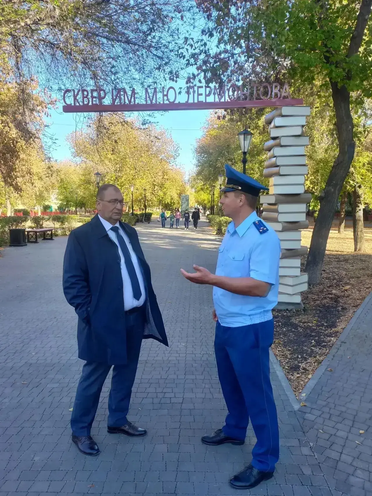 В Магнитогорске прокуратура проконтролировала работы по благоустройству  городского сквера